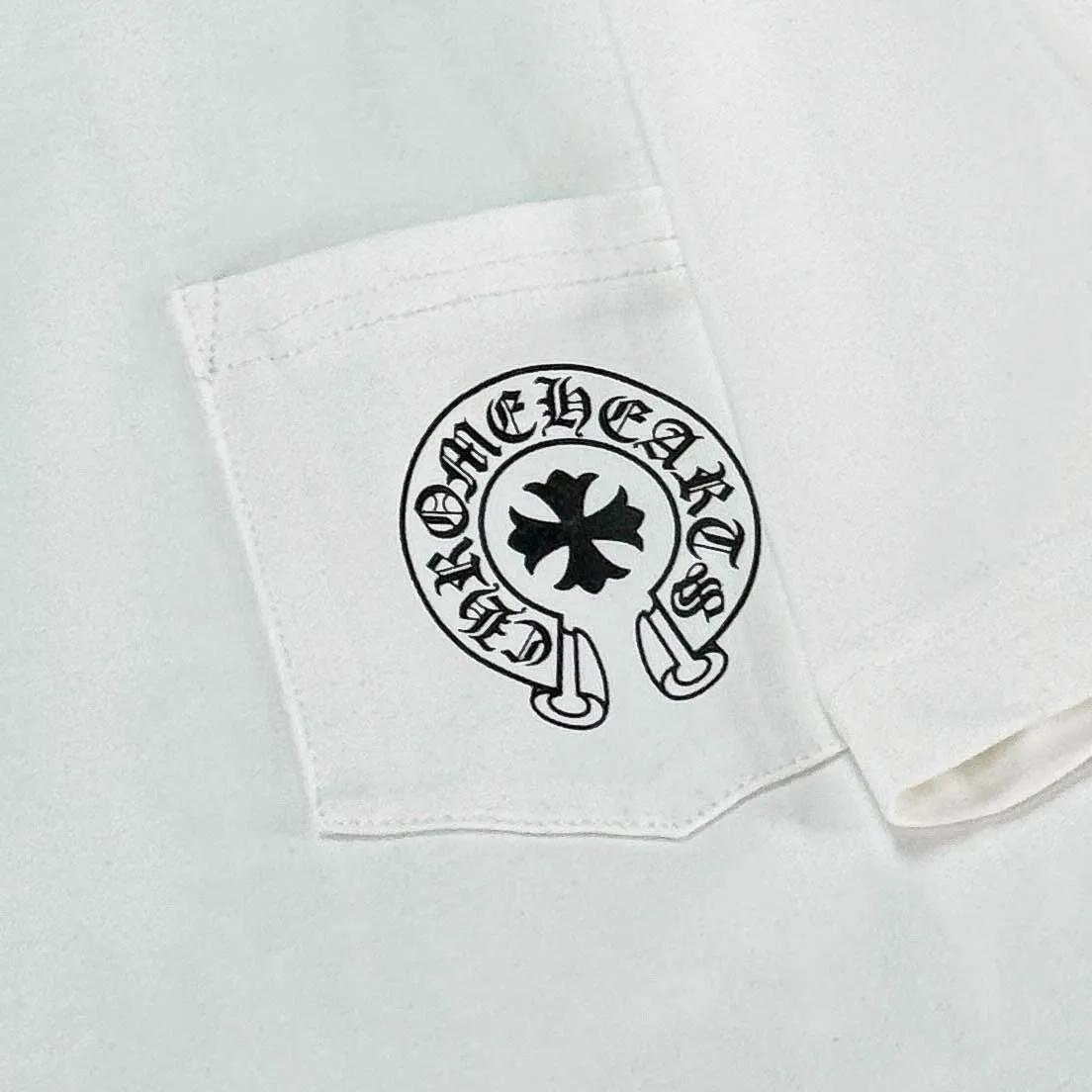 P170 Chrome Hearts 25 high-end versions. The fabric is made of 300 grams of high-density pure cotton. It does not deform or shrink. It has three labels. It is the same style for men and women. Technology: suede foaming + digital printing. Color: white, black. SIZE: S-XL.